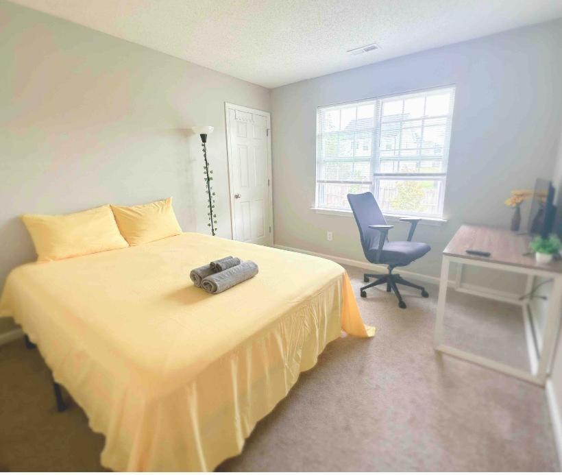 Spacious Room With Shared Bathroom 罗利 外观 照片