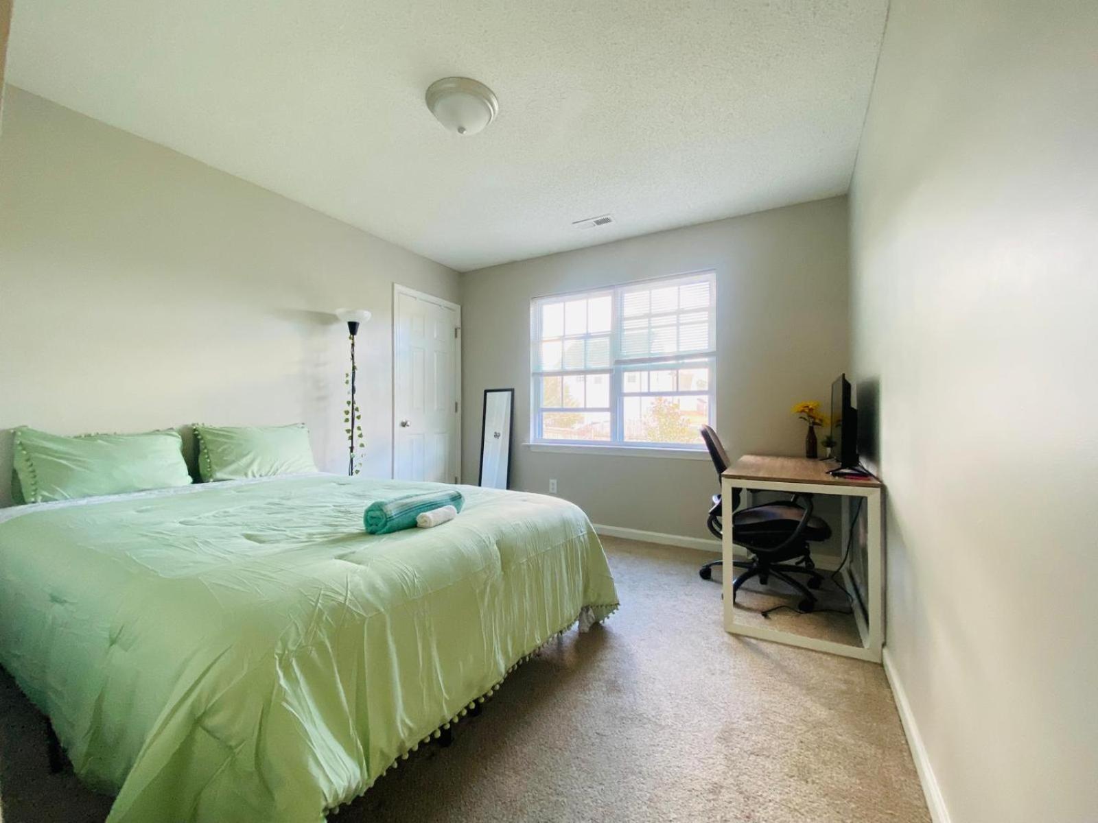 Spacious Room With Shared Bathroom 罗利 外观 照片