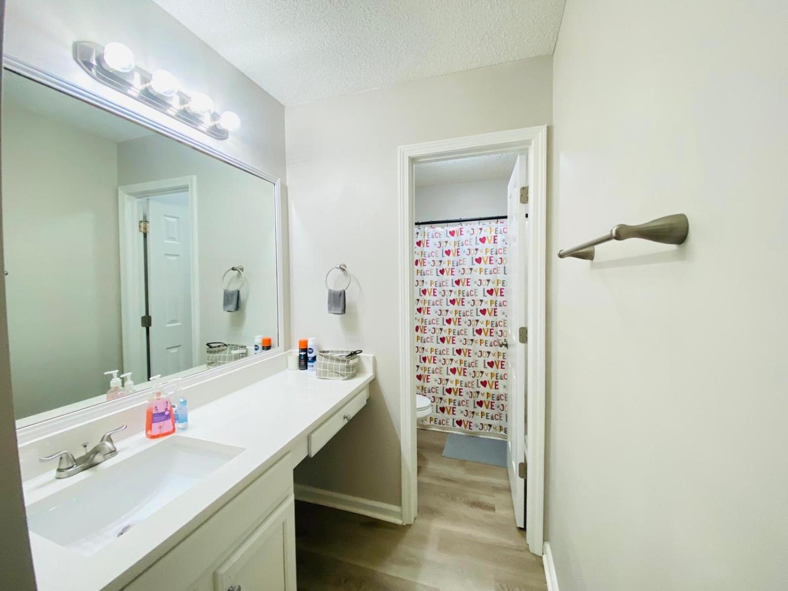 Spacious Room With Shared Bathroom 罗利 外观 照片