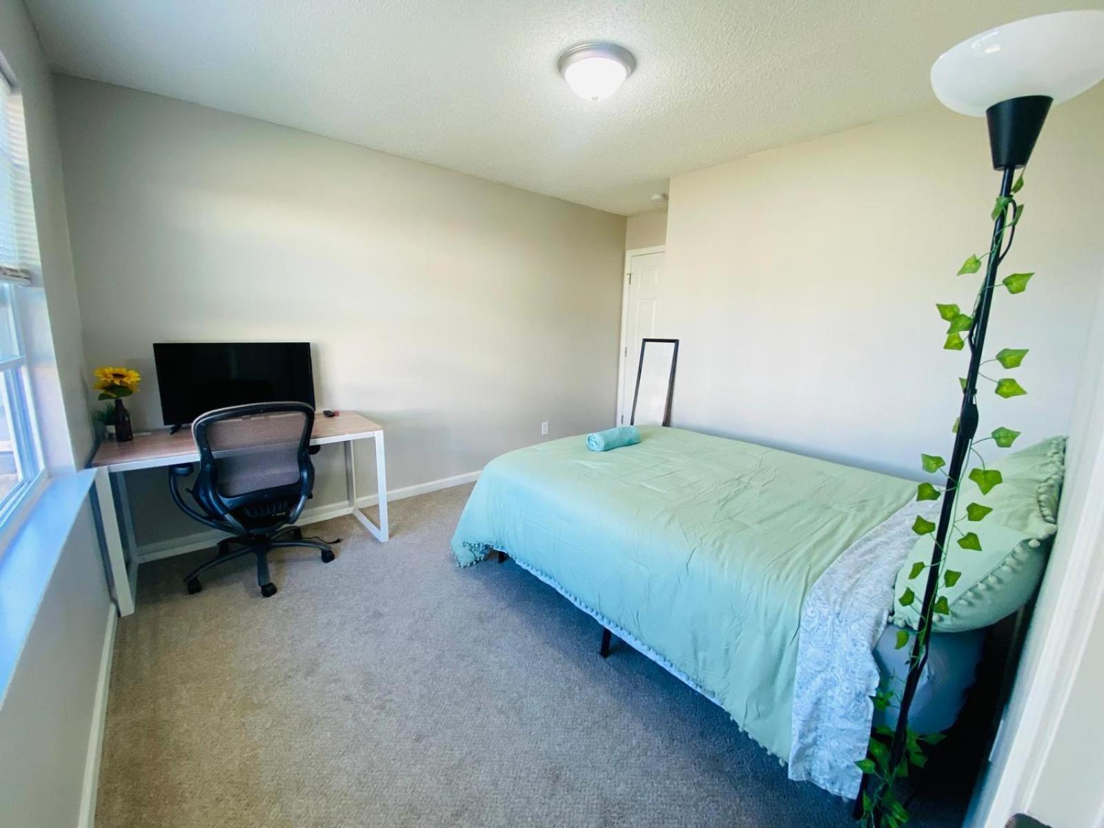 Spacious Room With Shared Bathroom 罗利 外观 照片