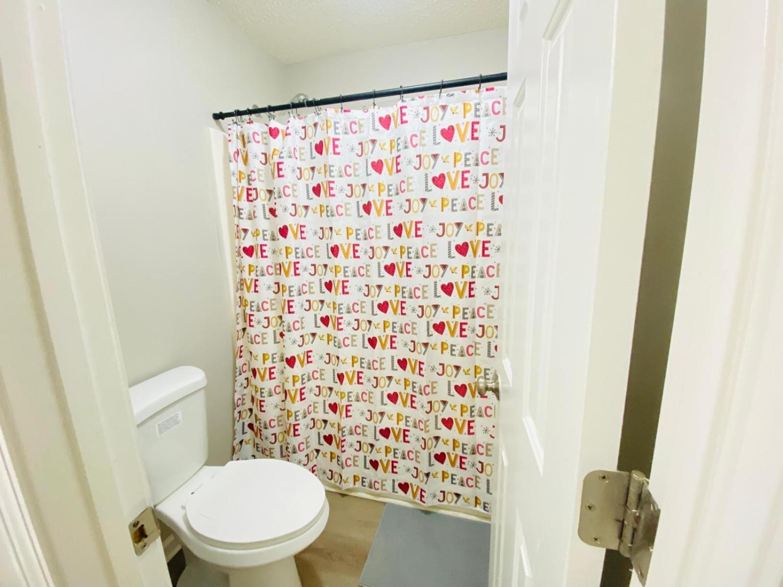 Spacious Room With Shared Bathroom 罗利 外观 照片